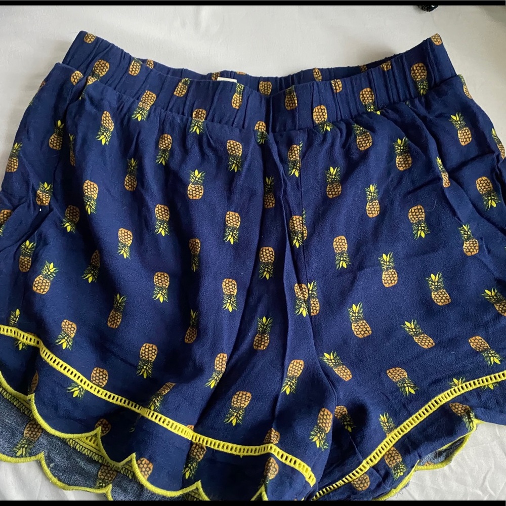 Pineapple scalloped bottom shorts, medium
